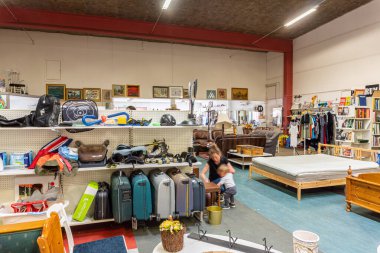 İsveç, Hanaskog 7 Haziran 2023: Birçok farklı şeyin olduğu bir ikinci el mağazası. Kullanılmış antika, nadir ve antika eşyalar. İsveç 'te tipik ikinci el mağazası..