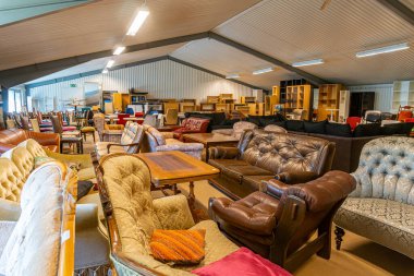 İsveç, Hanaskog 7 Haziran 2023, büyük bir mobilya mağazası, ikinci el. Depoda bir sürü farklı mobilya var..