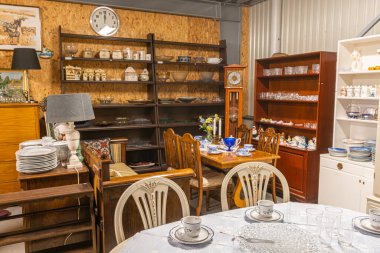 İsveç, Hanaskog 7 Haziran 2023: Birçok farklı şeyin olduğu bir ikinci el mağazası. Kullanılmış antika, nadir ve antika eşyalar. İsveç 'te tipik ikinci el mağazası..