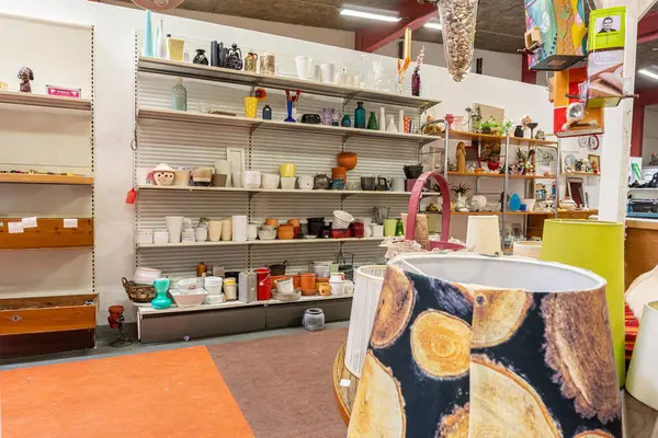 İsveç, Hanaskog 7 Haziran 2023: Birçok farklı şeyin olduğu bir ikinci el mağazası. Kullanılmış antika, nadir ve antika eşyalar. İsveç 'te tipik ikinci el mağazası..