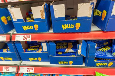 İsveç, Malmö 24 Haziran 2023: Bir mağazada popüler bir İsveç havyarı tüpü