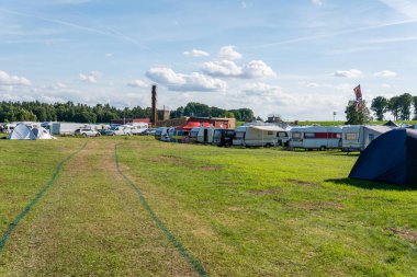 İsveç, Knislinge 9 Temmuz 2023: Kamp alanı, kamp alanı ve karavan evleri, mobil evler. Yazın dinlenme alanı.