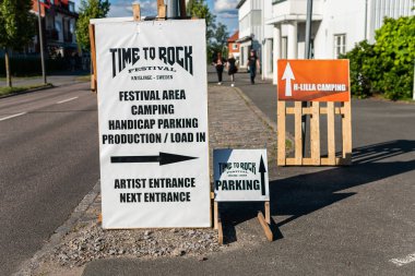 İsveç, Knislinge 7 Temmuz 2023: Rock festivali Time to Rock 'ın pankartı ve göstergesi 
