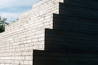 Büyük ve yaratıcı bir ahşap piramit açık havada, modern kamusal alan, buluşma yeri, eğlence alanı