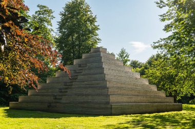 Büyük ve yaratıcı bir ahşap piramit açık havada, modern kamusal alan, buluşma yeri, eğlence alanı