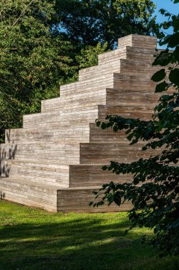 Büyük ve yaratıcı bir ahşap piramit açık havada, modern kamusal alan, buluşma yeri, eğlence alanı