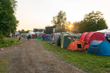 İsveç, Knislinge 9 Temmuz 2023: Kamp alanı, kamp alanı ve karavan evleri, mobil evler. Yazın dinlenme alanı.