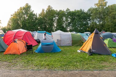 İsveç, Knislinge 9 Temmuz 2023: Kamp alanı, kamp alanı ve karavan evleri, mobil evler. Yazın dinlenme alanı.