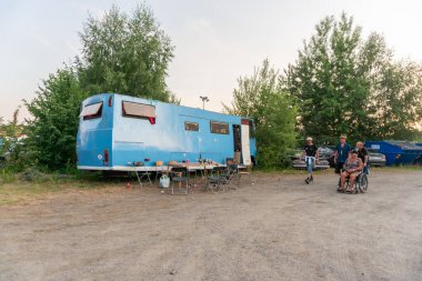 İsveç, Knislinge 9 Temmuz 2023: Kamp alanı, kamp alanı ve karavan evleri, mobil evler. Yazın dinlenme alanı.