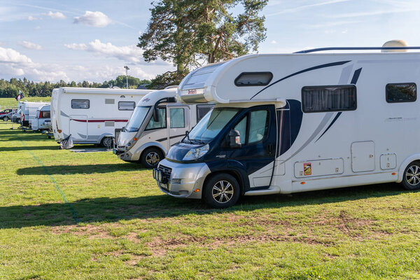 Швеция, Книслинге 9 июля 2023 года: Кемпинг, кемпинг и дома на колесах, дома на колесах. Зоны отдыха летом.