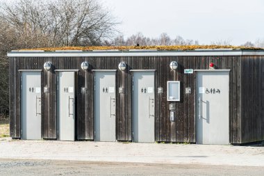 İsveç, Kristianstad 27 Mart 2024: Modern, kapsayıcı, serbest umumi tuvalet