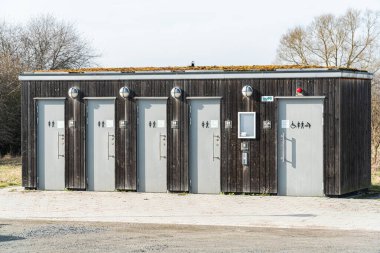 İsveç, Kristianstad 27 Mart 2024: Modern, kapsayıcı, serbest umumi tuvalet