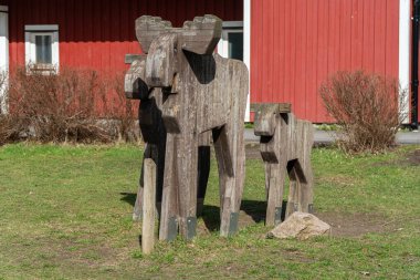İsveç, Knislinge 29 Mart 2024: Tahta geyik, ahşap heykel, İsveç sembolü