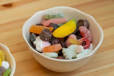 Bir kasede çeşitli farklı sakız şekerleri var.