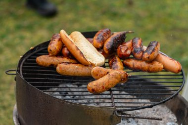 Sosisler açık havada ızgara yapıyor.