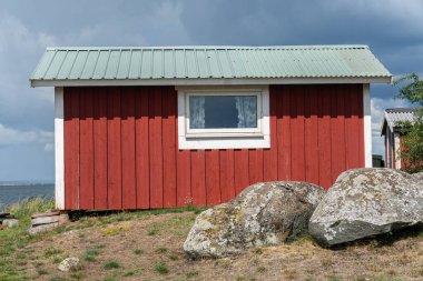 İsveç, Token 22 Temmuz 2023: İskandinav tarzında güzel ve rahat ahşap balıkçı kulübeleri. Küçük tatil kulübeleri.