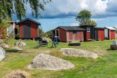 İsveç, Token 22 Temmuz 2023: İskandinav tarzında güzel ve rahat ahşap balıkçı kulübeleri. Küçük tatil kulübeleri.