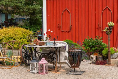 İsveç, Tocken 22 Temmuz 2023: Evde asılı çok sayıda eski antika eşyalar. Çeşitli dekorasyonlar ve süsler. Garaj satışı, bit pazarı, ikinci el..