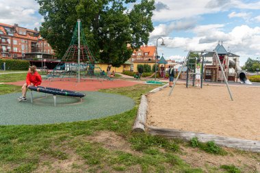 İsveç, Solvesborg 22 Temmuz 2023: Değişik salıncakları ve diğer eğlenceleri olan şık ve modern bir oyun alanı.