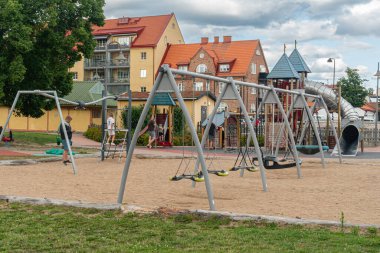 İsveç, Solvesborg 22 Temmuz 2023: Değişik salıncakları ve diğer eğlenceleri olan şık ve modern bir oyun alanı.