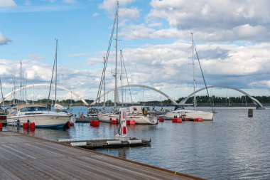 İsveç, Solvesborg 22 Temmuz 2023: Birçok limanlı tekne ve arka planda bir köprü bulunan güzel bir liman