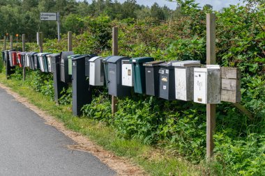 İsveç, Tocken 23 Temmuz 2023: Bir köyde sokakta bir sıra posta kutusu