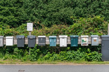 İsveç, Tocken 23 Temmuz 2023: Bir köyde sokakta bir sıra posta kutusu