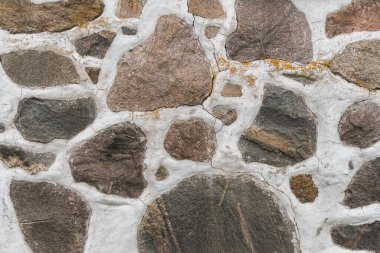 Büyük taşların dokusu ve beton, eski duvar taşı. İskandinav ülkelerindeki taşların tipik çiti.