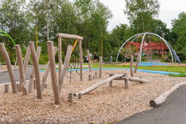 İsveç, Malmö 24 Temmuz 2023: Çeşitli unsurlara ve oyun yapılarına sahip modern bir çocuk oyun alanı. Yüksek kaliteli bir oyun alanının prototipi..