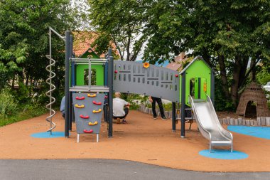 İsveç, Malmö 24 Temmuz 2023: Çeşitli unsurlara ve oyun yapılarına sahip modern bir çocuk oyun alanı. Yüksek kaliteli bir oyun alanının prototipi..