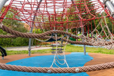 İsveç, Malmö 24 Temmuz 2023: Çeşitli unsurlara ve oyun yapılarına sahip modern bir çocuk oyun alanı. Yüksek kaliteli bir oyun alanının prototipi..
