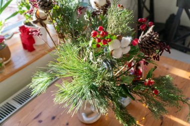 Lüks ve güzel bir kış buketi. Mevsimlik çiçeklerle harika bir hediye ve dekorasyon olur. Köknar dalları, ilex, nobilis, leucadendron, okaliptüs ve pamuk içerir.