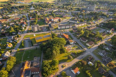 İnsansız hava aracından küçük bir Avrupa kasabasının görüntüsü. Birçok özel ve konut. Gelişmiş altyapısı olan rahat bir yer..