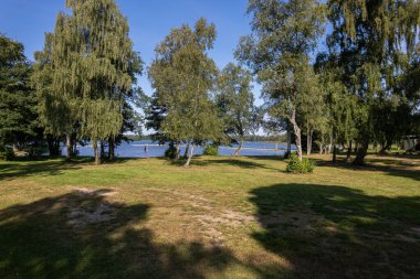 Orman ve göl yakınlarındaki doğada güzel bir eğlence alanı. Hava görüntüsü. Ulusal park ve yüzme alanı.