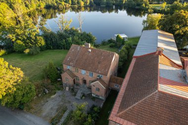 Orijinal klasik mimari tarzında eski bir tuğla fabrikası. Eski İskandinav mimarisi, hava manzarası, insansız hava aracı görüntüleri.