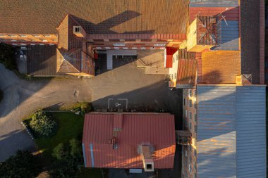 Orijinal klasik mimari tarzında eski bir tuğla fabrikası. Eski İskandinav mimarisi, hava manzarası, insansız hava aracı görüntüleri.