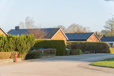 Özel bir evin çatısına güneş panelleri monte edilmiş. Yeşil enerji ve modern teknoloji.