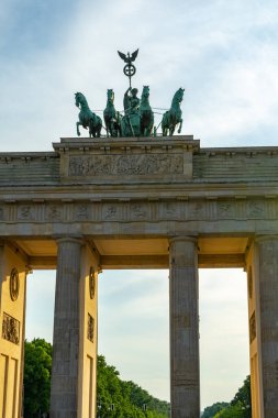 Gündüz güneşli saatlerde Berlin 'deki Brandenburg Kapısı