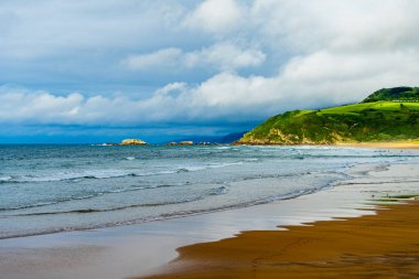 Kumsal ve okyanus. İspanya 'nın Atlantik kıyıları.