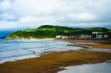 Atlantik Okyanusu kıyısındaki kumlu sahil gelgitte, İspanya 'daki küçük kıyı kasabası