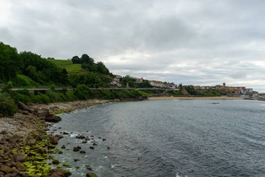 İspanya 'nın Getaria sahili manzarası. San Antonio Dağı manzarası