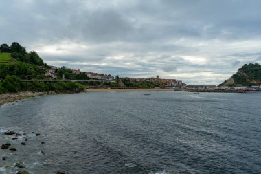 İspanya 'nın Getaria sahili manzarası. San Antonio Dağı manzarası