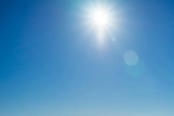 Яркое Солнце Фоне Ясного Голубого Неба Стоковое Фото