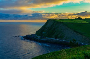 Bask ülkesindeki İspanyol sahillerinde Atlantik Okyanusu üzerinde etkileyici bir gün doğumu. Camino de Santiago del Norte 'de seyahat ediyorum..