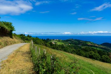 Aziz Santiago yolunda yürüyüş yolu. El Camino 'nun kuzey rotası Biscay Körfezi boyunca Atlantik Okyanusu, Bask Ülkesi, İspanya
