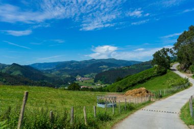 St. James yolundaki dağlık bölgede yürüyüş parkurunda. İspanya, El Camino 'nun kuzeyindeki Bask Bölgesi dağ manzarası.