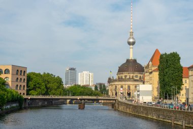 BERLİN, GERMANY 06.05.2022 Berlin Spree Nehri ve Bode Müzesi manzarası.