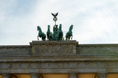 Gündüz güneşli saatlerde Berlin 'deki Brandenburg Kapısı