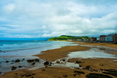 Deniz ve kumsal alçak gelgitte. İspanya 'nın kuzey Atlantik kıyıları