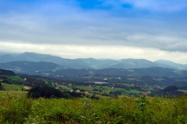 Dağlardaki manzara. Çimenli tarlalar ve yuvarlanan tepeler odak dışı. kırsal manzara